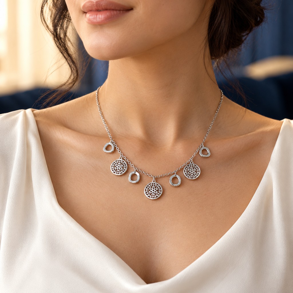 Collar de colgantes calados en plata, puesto en el cuello