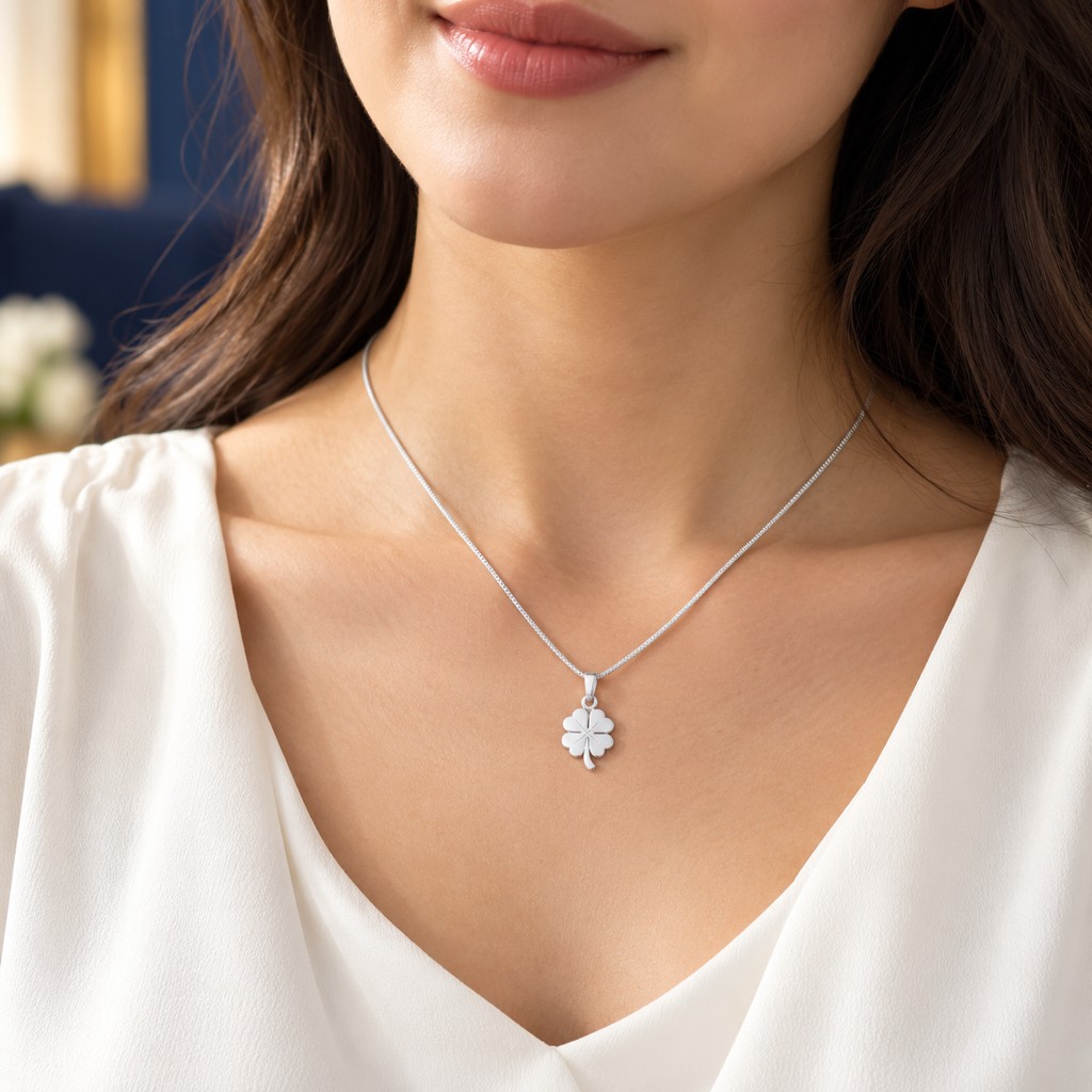 Dije de trébol en plata, puesto en el cuello