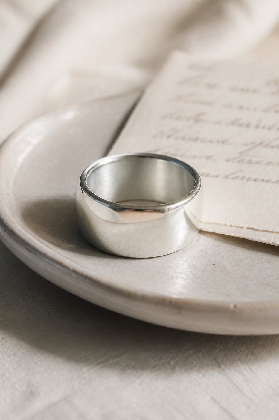 Anillo Sisa en plata 950, fotografía de estudio