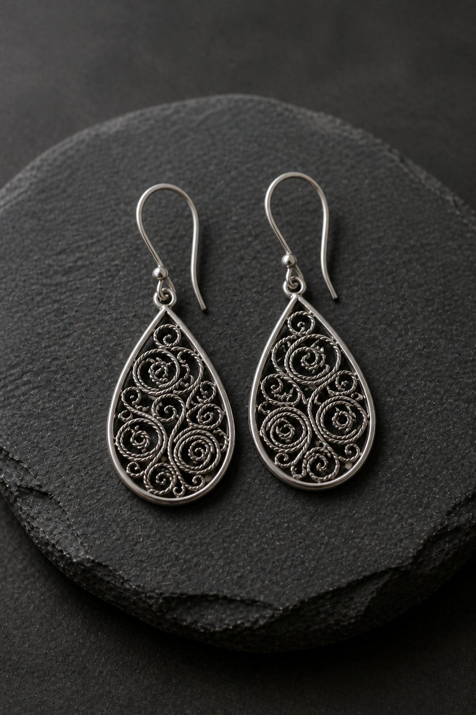Aretes Sami en plata 950, fotografía de estudio