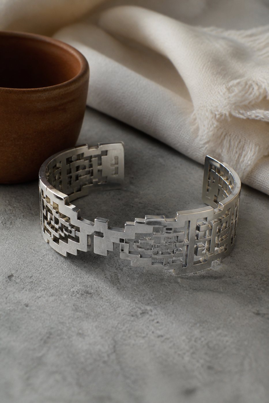 Pulsera Inti en plata 950, fotografía de estudio