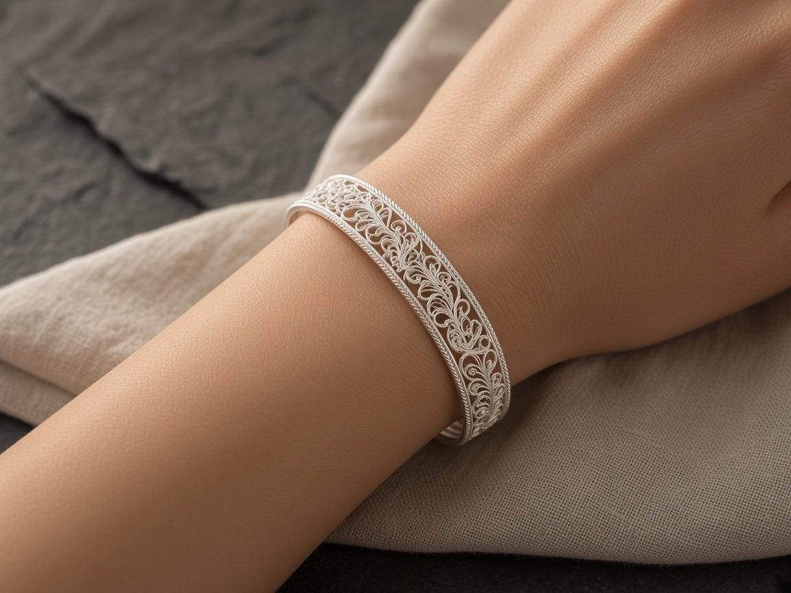 Pulsera Sara en muñeca