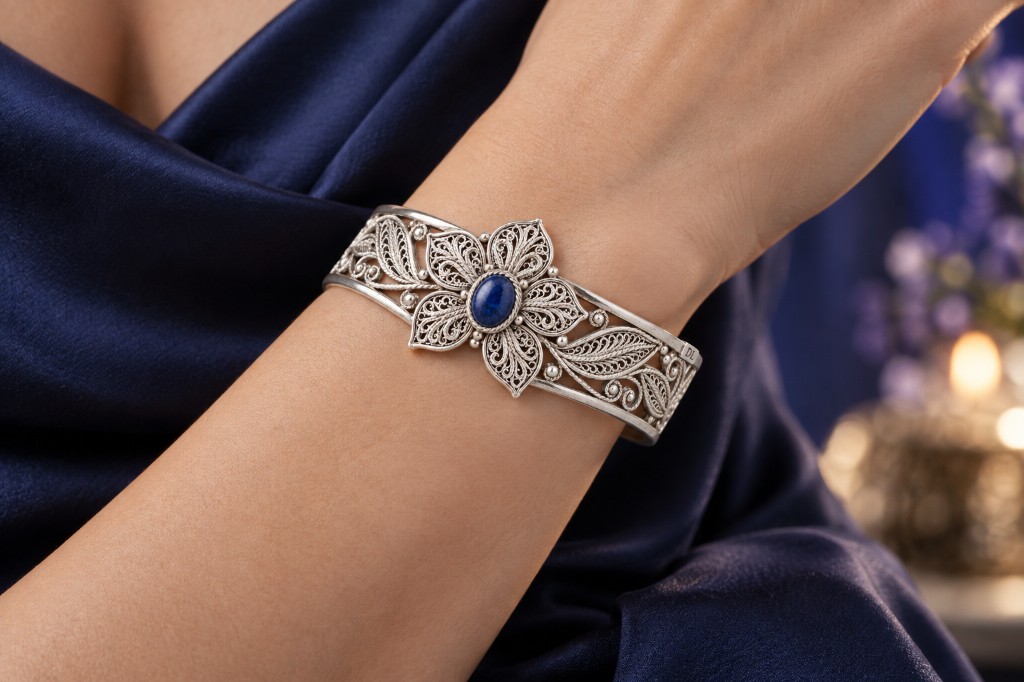 Pulsera Urpi, brazalete abierto de filigrana, puesto en la muñeca