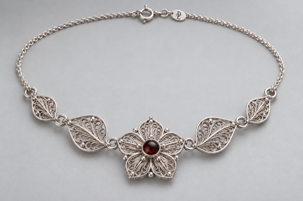 Collar Wayta en plata 950, fotografía de estudio